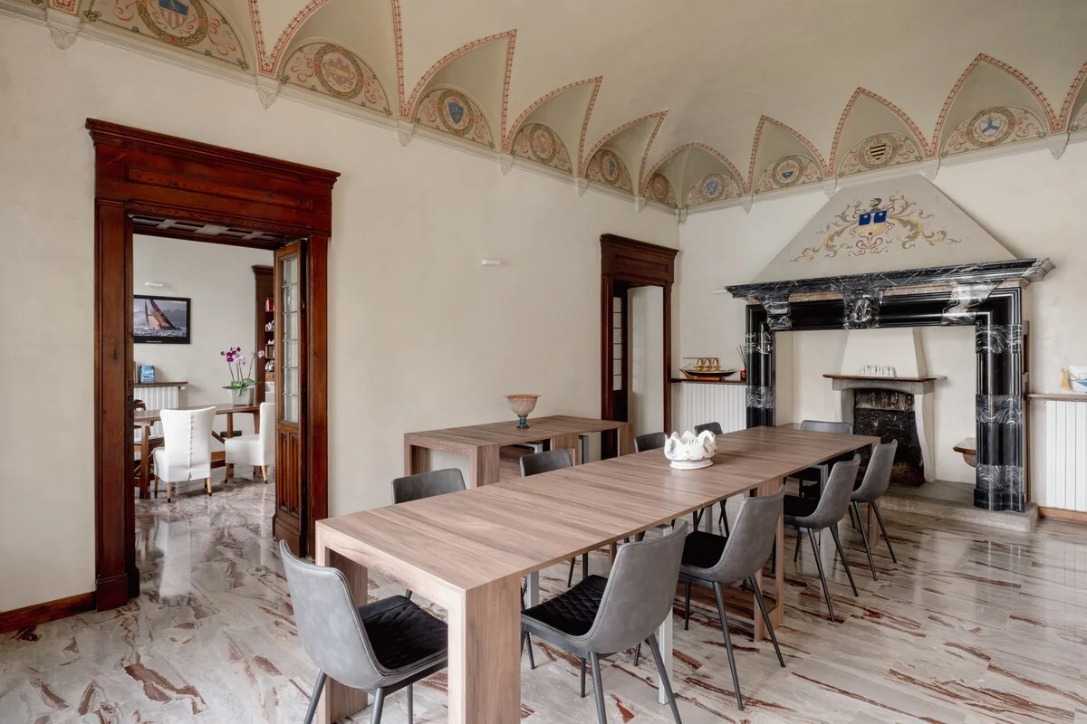 Sala da pranzo con camino